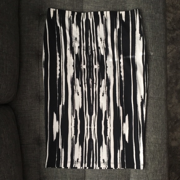 Soft & stretch black/white pencil skirt Size S - Picture 2 of 2
